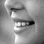 Przepiękne urodziwe zęby dodatkowo powalający uroczy uśmiech to powód do zadowolenia.